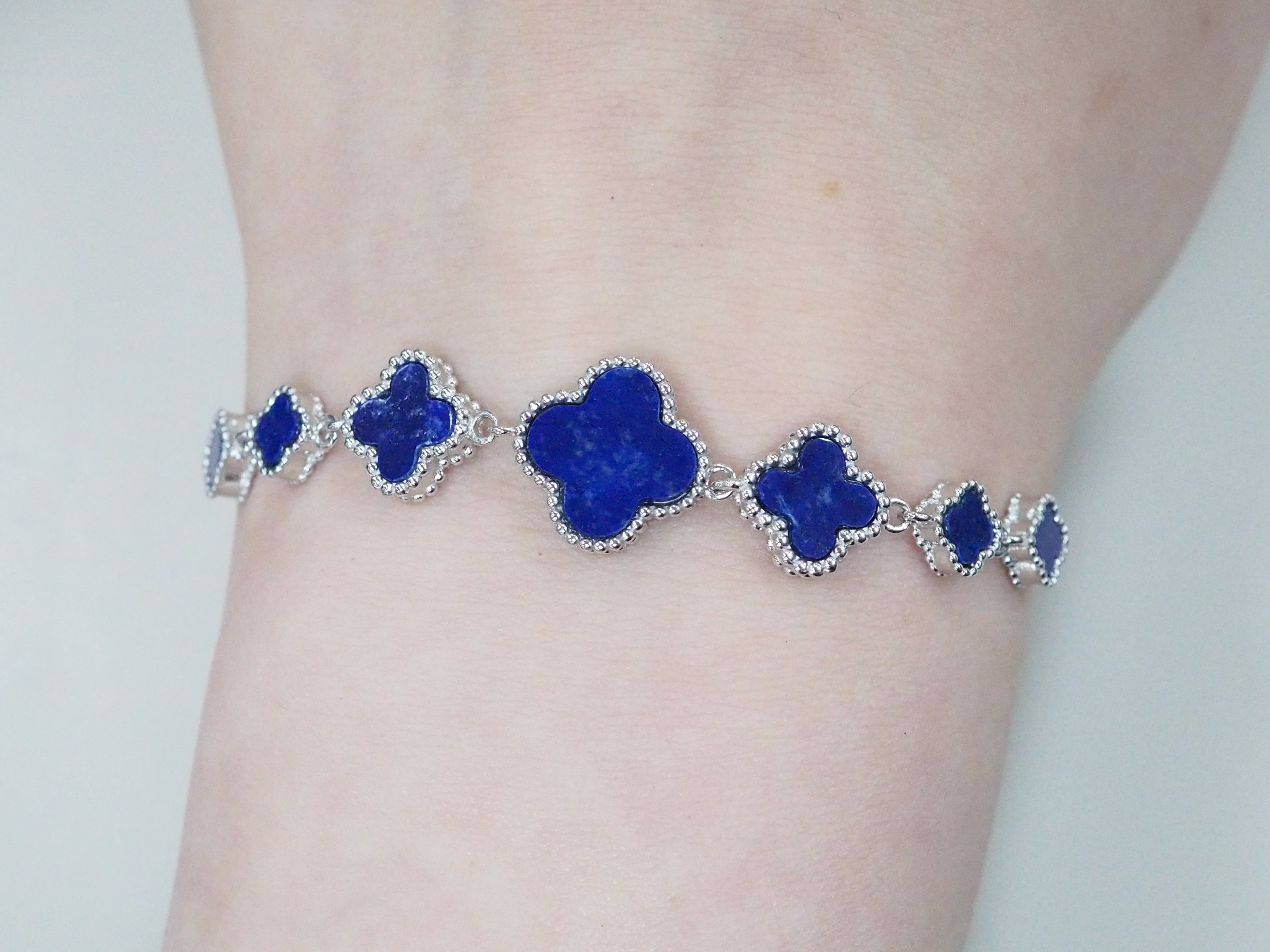 Серебряный браслет с лазуритами "Клевер"